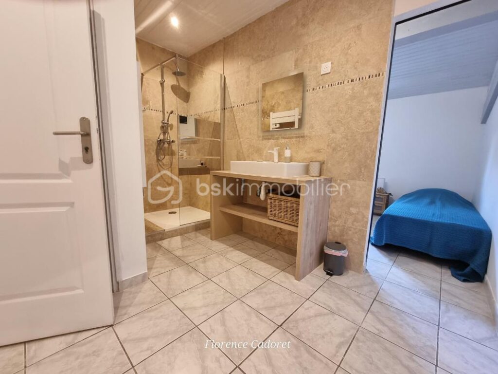 GRANDE VILLA AU CALME AUX PORTES D UZES – 8 pièces – 6 chambres – 239 m²