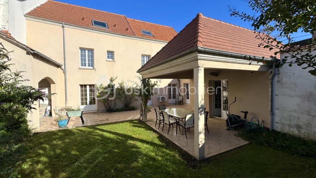 À vendre : Grande maison de ville à Germigny-l’Évêque 210m2 – 7 pièces – 5 chambres – 210 m²