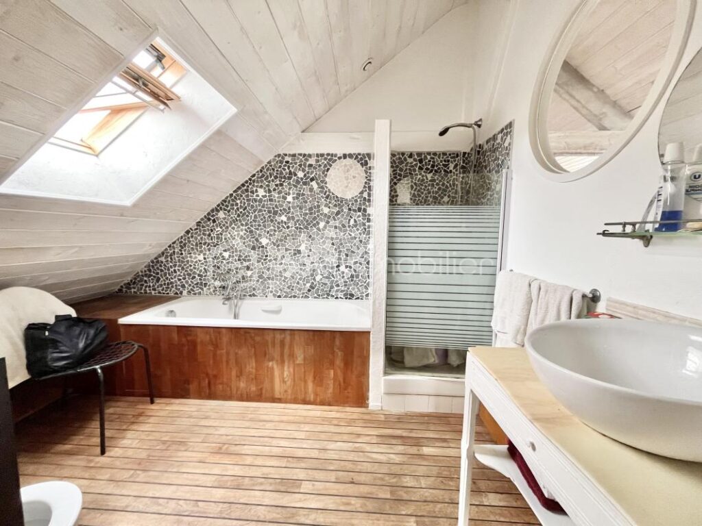 IMMEUBLE MIXTE DE 348m2 AVEC HÔTEL, LOFT, BOUTIQUE ET CAFÉ ! – 11 pièces – NR chambres – 348 m²