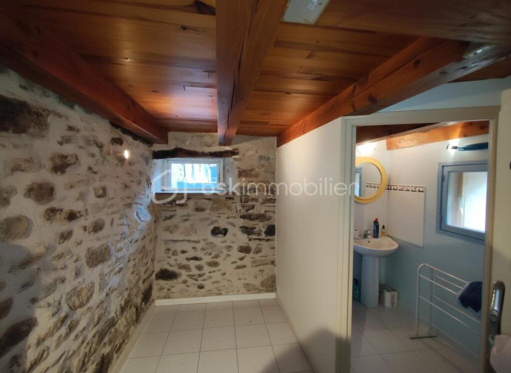 Charmante maison de famille en pierre dans un petit hameau au calme – 5 pièces – 3 chambres – 110 m²