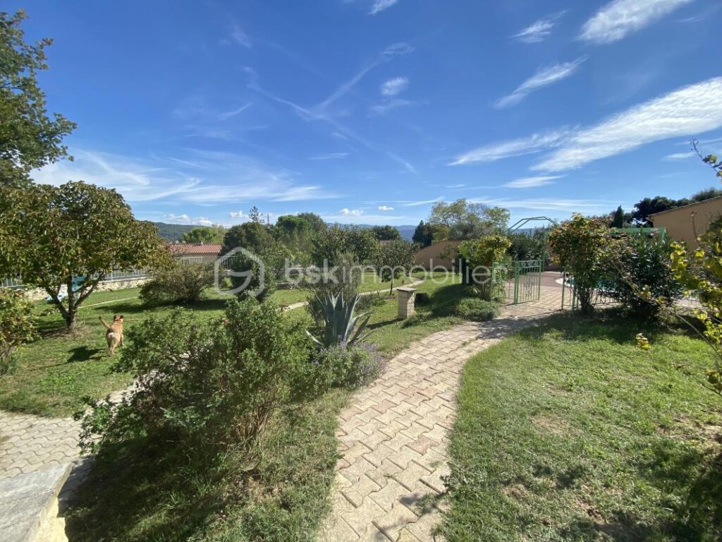 Maison de plain-pied avec piscine, jardin entièrement clôturé avec vue dégagée sur les monts du Luberon – 7 pièces – 4 chambres – 150 m²