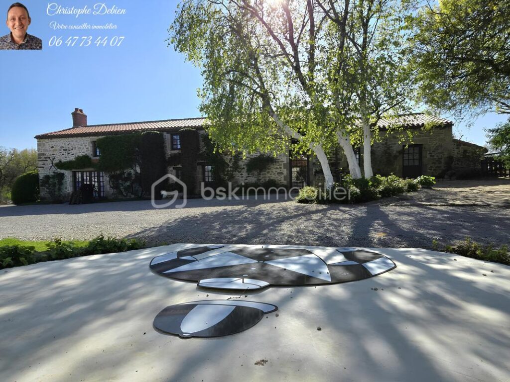 Entre nature, confort et authenticité – Un lieu de vie rare à découvrir aux Lucs-sur-Boulogne – 7 pièces – 4 chambres – 200 m²