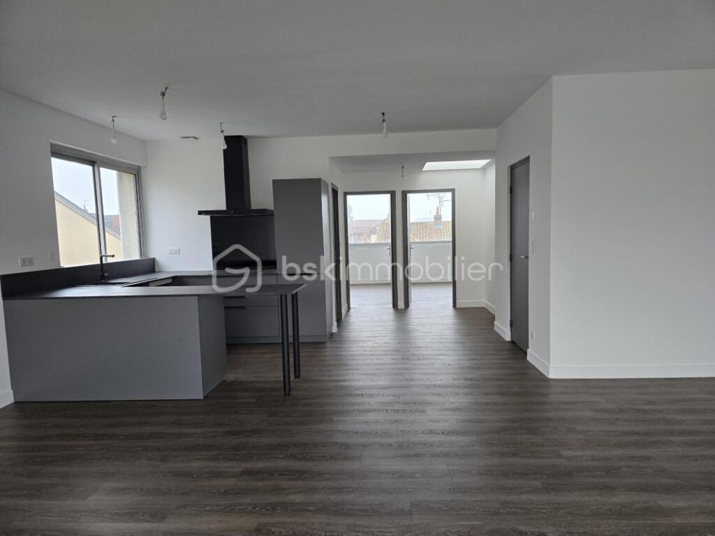 Immeuble de bureaux sur 3 niveaux avec appartement indépendant, opportunité d’investissement rare – 10 pièces – NR chambres – 270 m²