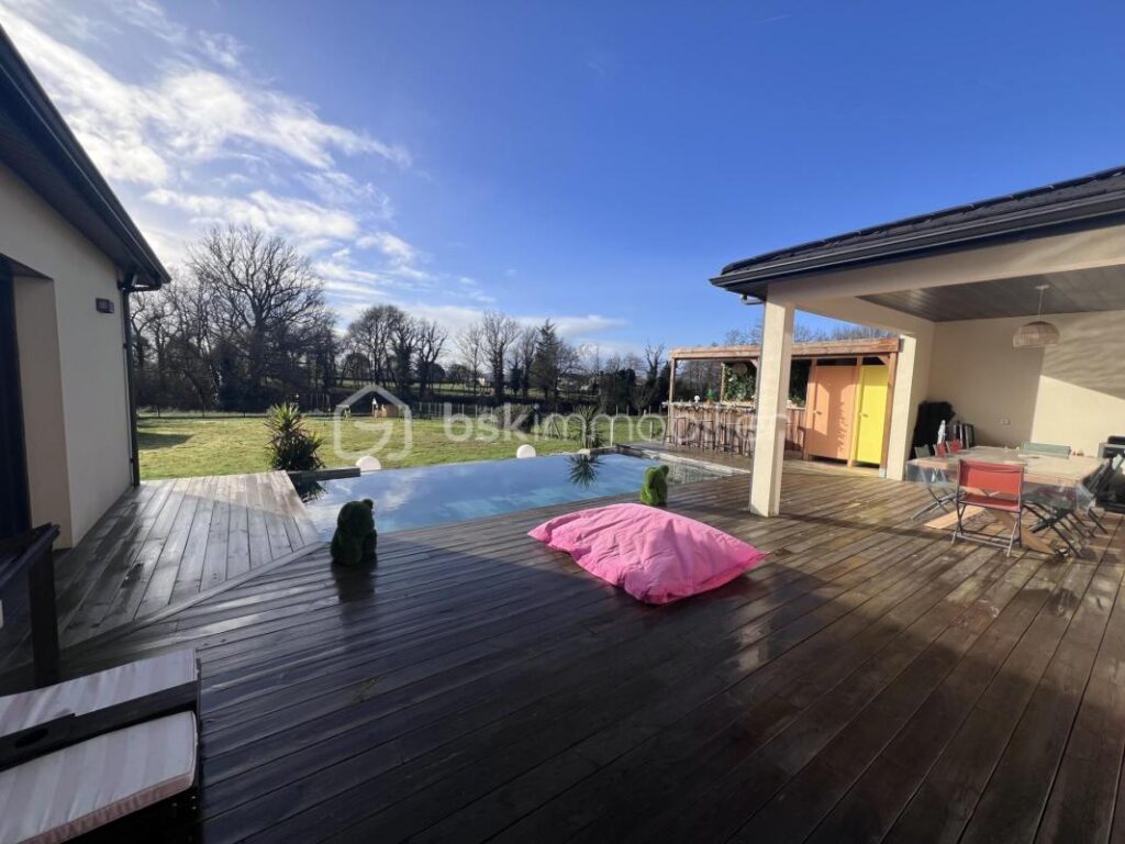 Maison Contemporaine proche de Coutras Habitation et Activité Libérale 485000€ St Antoine sur l’Isle – 8 pièces – 3 chambres – 190 m²