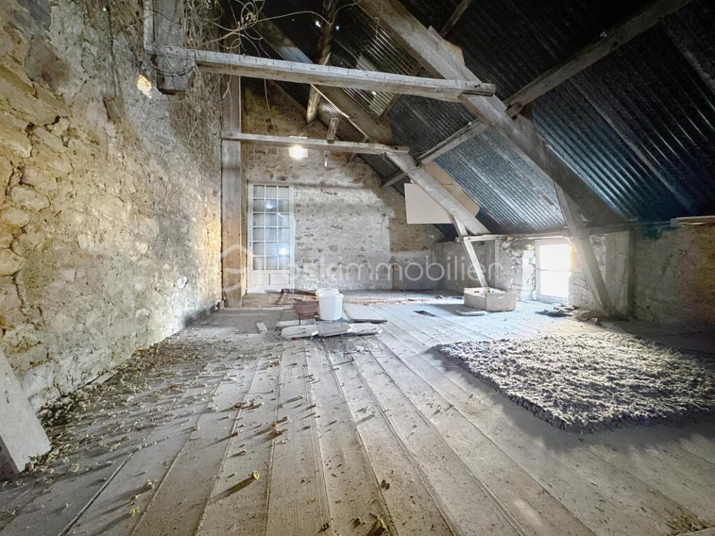 Maison de ville rénovée au coeur de Montebourg – Avec terrain, cour arrière, grange – 4 pièces – 2 chambres – 94 m²
