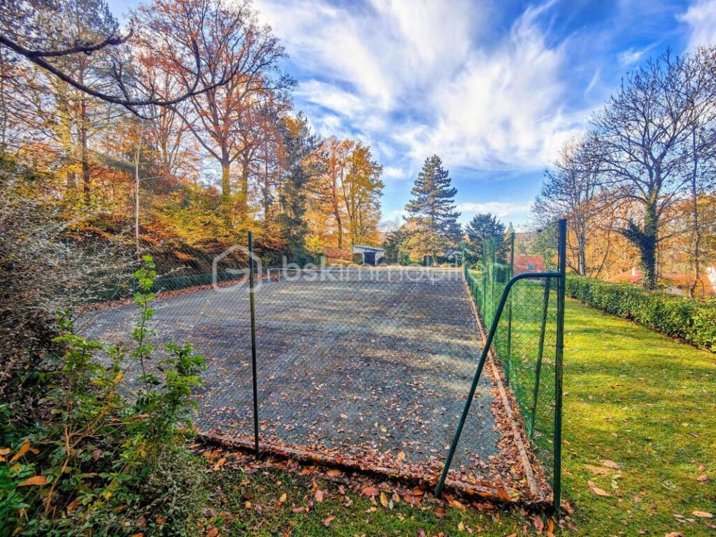 Bien immobilier d’exception dans un parc boisé privé av tennis ! – 7 pièces – 4 chambres – 170 m²