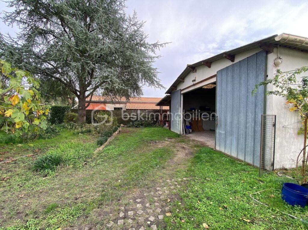 Maison avec 4 chambres + une piscine couverte + un garage de 110m2 !!! De l’espace, du calme et de l’authenticité !!!! – 8 pièces – 4 chambres – 248 m²