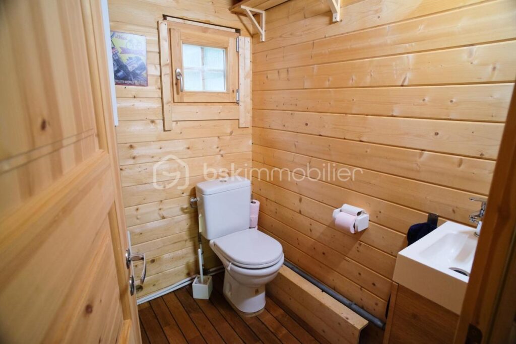 Chalet récent en bois au bord de la rivière sur un terrain plat de 5 460 m² – 3 pièces – 2 chambres – 70 m²