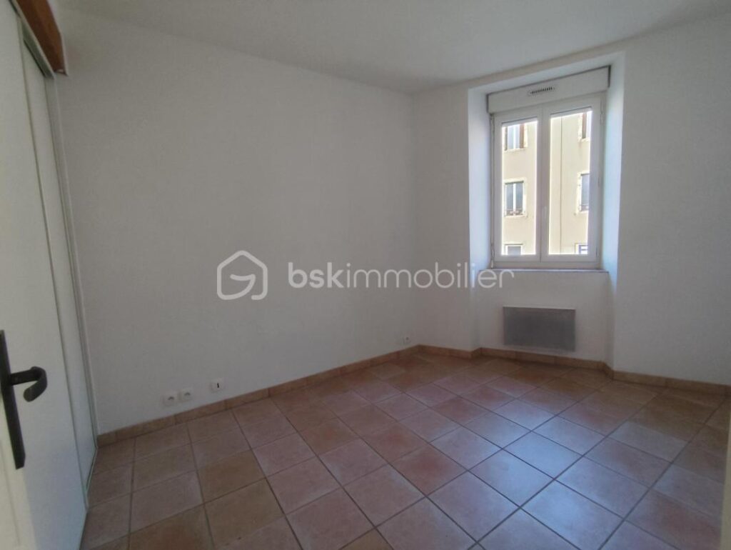 IMMEUBLE PROCHE DES COMMODITES – 7 pièces – NR chambres – 140 m²