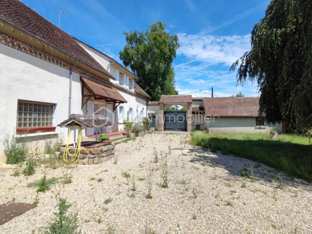 Magnifique propriété de 180 m² sur 1778 m² de terrain – 6 pièces – 4 chambres – 180 m²