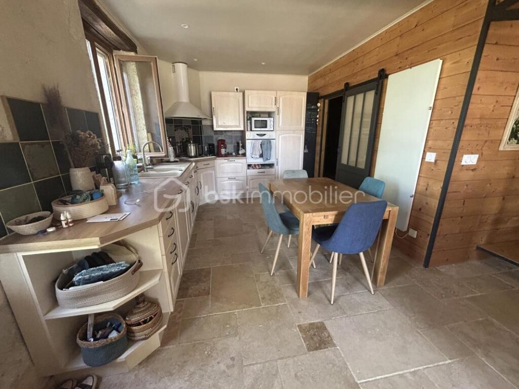 MAGNIFIQUE PROPRIETE EN PIERRES – VUE – CALME – GITES – DEPENDANCES – SOURCE – ETANG – NR pièces – NR chambres – 885 m²