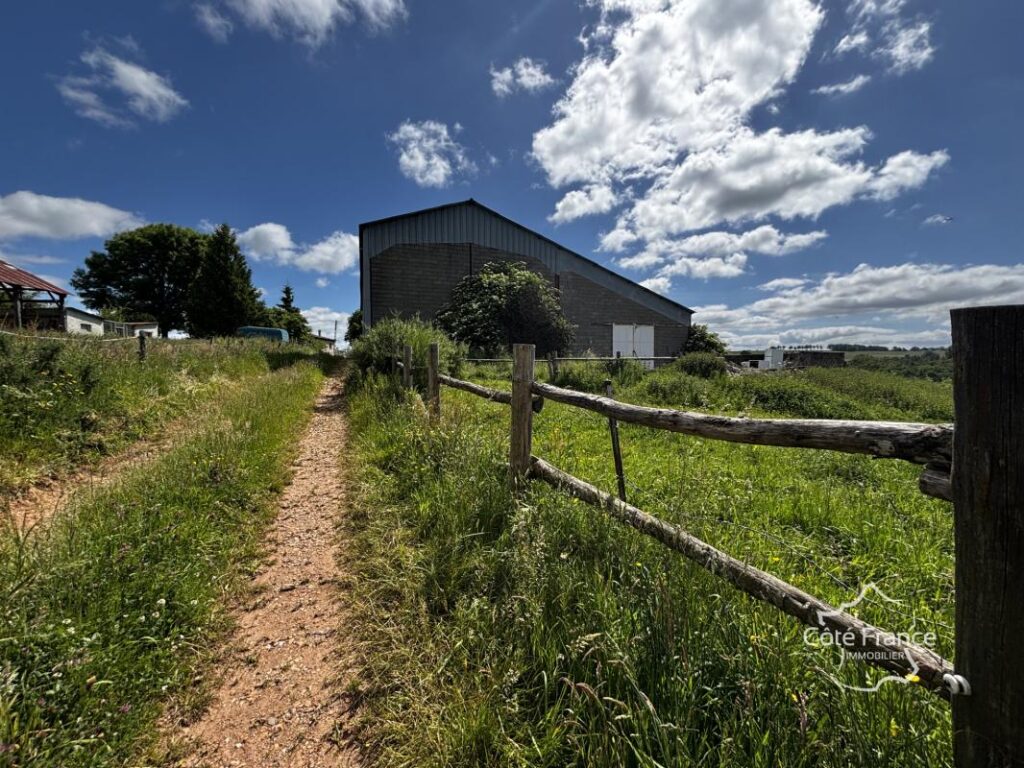 Corps de ferme avec maison d’habitation, plusieurs grandes d – 6 pièces – 3 chambres – 98 m²