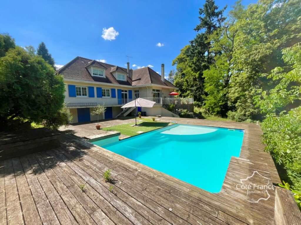 Élégante propriété familiale avec dépendance, terrain, pisci – 8 pièces – 5 chambres – 236 m²