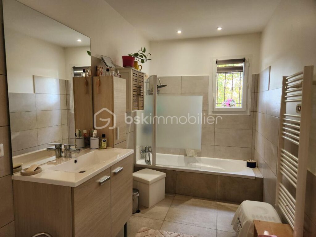 EXCLUSIVITE à FORCALQUIER : Deux logements indépendants de plain pied dans quartier calme ! – 8 pièces – 5 chambres – 175 m²