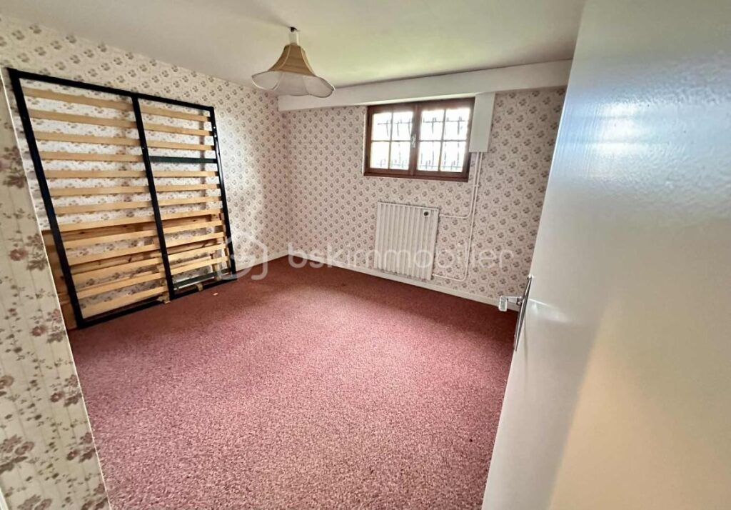 VILLA AVEC SOUS-SOL COMPLET SUR 2 510 m² DE TERRAIN CONSTRUCTIBLE – 4 pièces – 3 chambres – 103 m²