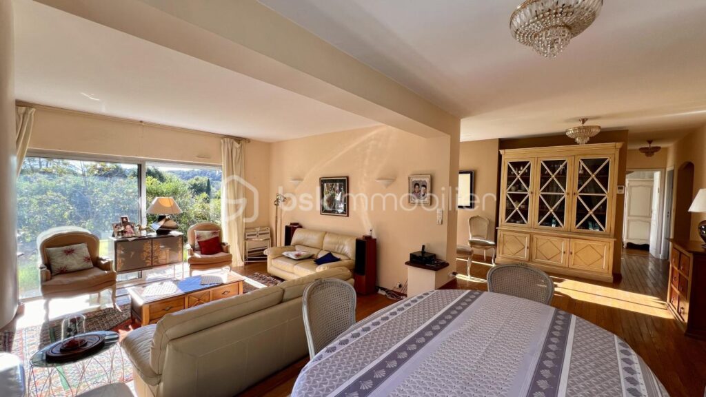 Villa 6 pièces, Piscine, Double garage, Calme, Quartier résidentiel – 6 pièces – 4 chambres – 150 m²