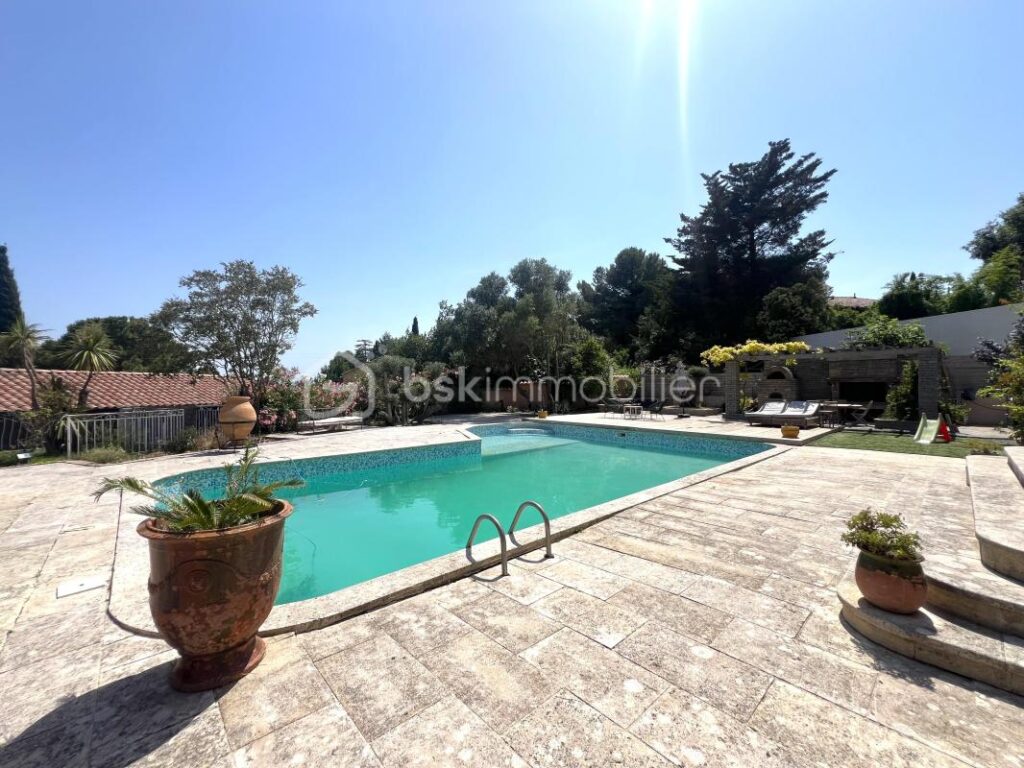 Maison 280m2 à Poussan – 7 pièces – 6 chambres – 280 m²