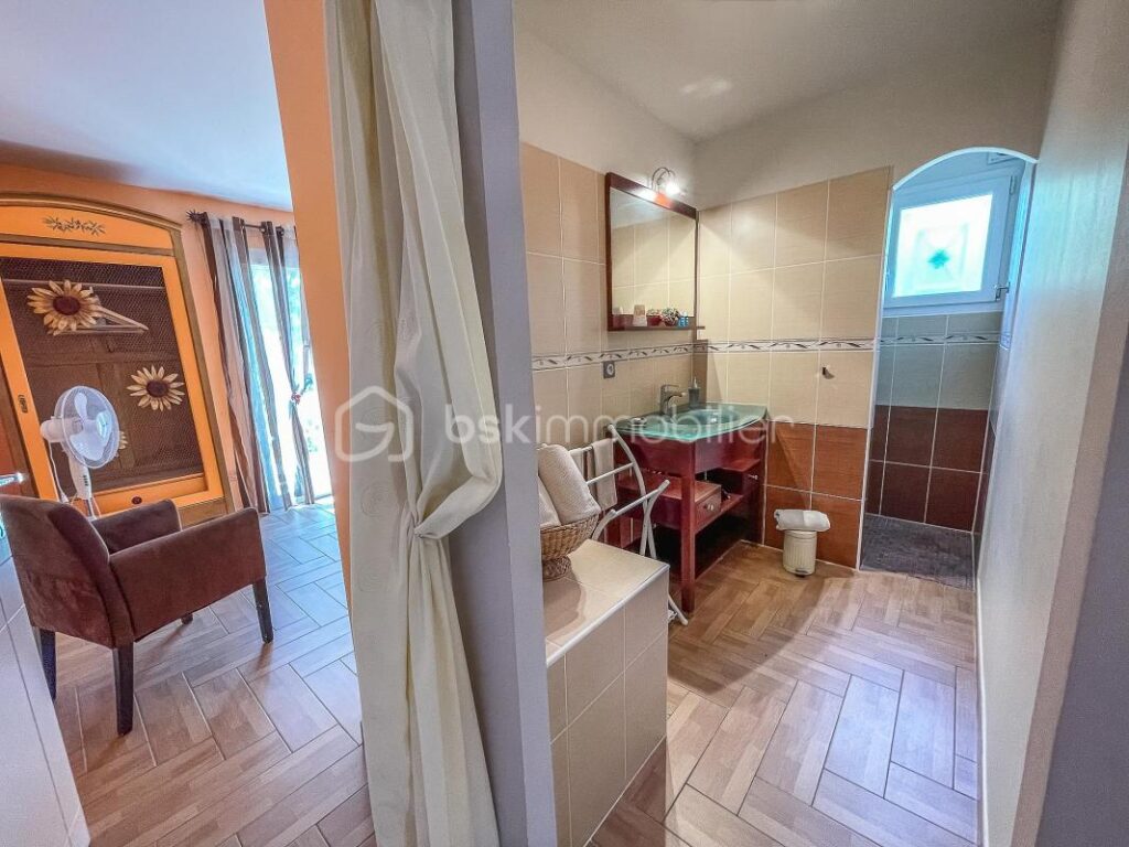 Domaine d’architecte 490 m² – 3 logements indépendants – Piscine à débordement – Vue panoramique – DPE A – Saint-Jean-de-la-Blaquière (34700) – 40 min Montpellier – 16 pièces – 12 chambres – 490 m²