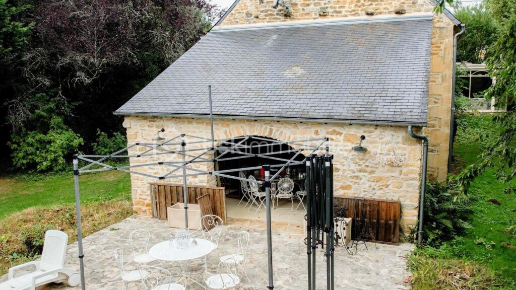 Magnifique longère de caractère avec beau terrain, véranda, annexes et grange sur la commune de Prémery – 6 pièces – 3 chambres – 171 m²