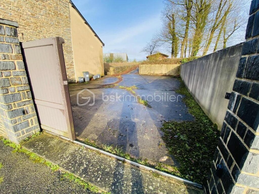 NOUVEAU : Maison en Pierre 167 M² Habitable ( Centre Bourg GUILLIERS) – 10 pièces – 4 chambres – 1638 m²