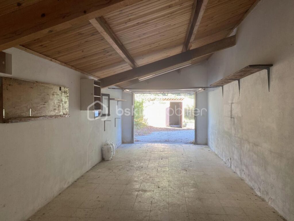 Maison traditionnelle de plain-pied de 133 m² – 6 pièces – 4 chambres + Grand Garage + Patio, sur un terrain de 4 000 m² – 6 pièces – 4 chambres – 133 m²