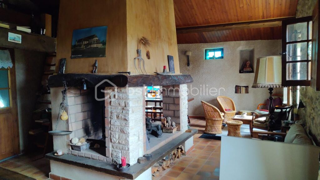 Premier niveau d’un ancien corps de ferme imprégné du charme de la Provence, avec piscine et vue exceptionnelle MONTLAUX 04230 – 4 pièces – 3 chambres – 110 m²