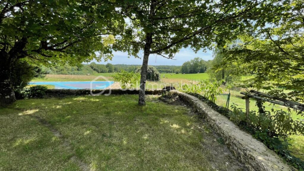 Grande propriété en pierre sur 86000m² de terrain – 7 pièces – 5 chambres – 226 m²