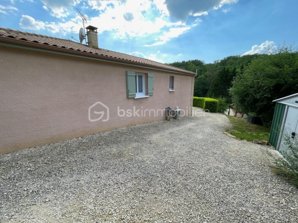 Maison rénovée avec soins sur 3532 m² de terrain non clos – 4 pièces – 3 chambres – 116 m²