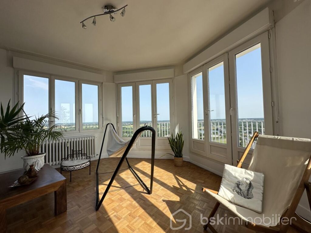 Appartement offrant une vue imprenable sur la Loire et la ville de Blois – 3 pièces – 2 chambres – 71 m²