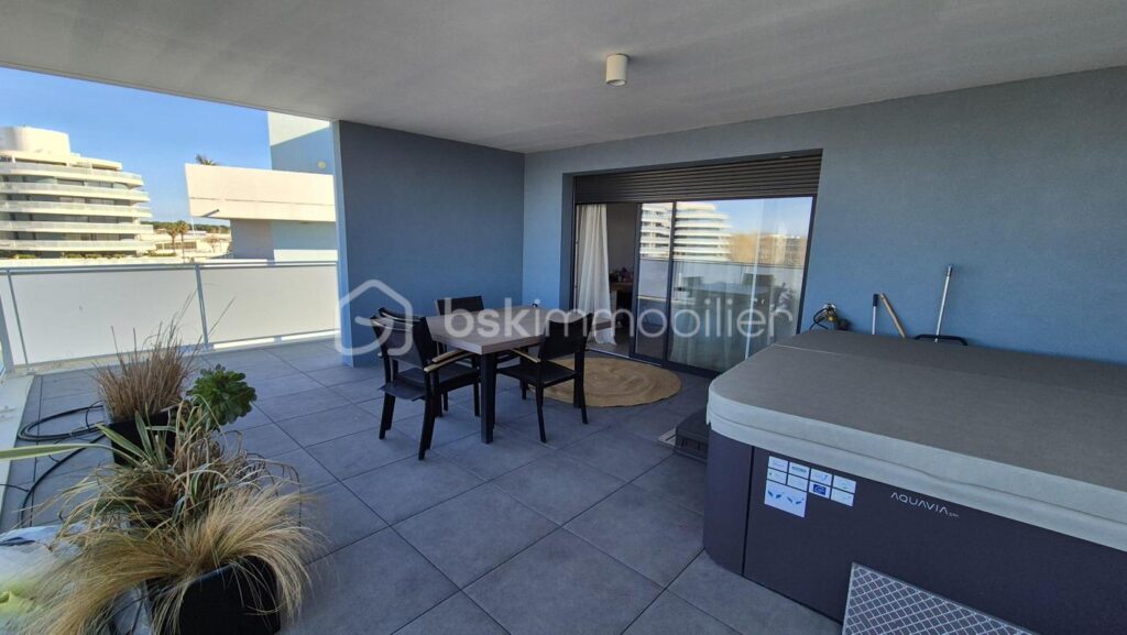 A VENDRE APPARTEMENT RECENT TRAVERSANT DE 122M² A CANET EN ROUSSILLON – COTE PORT – TERRASSES DE 100 M² – TROIS CHAMBRES – PARKING PRIVE – GARAGE INDIVIDUEL – CLIMATISATION GAINABLE – CUISINE D ETE – SPA – VUE DEGAGEE SUR LES ALBERES – 5 pièces – 3 chambres – 122 m²