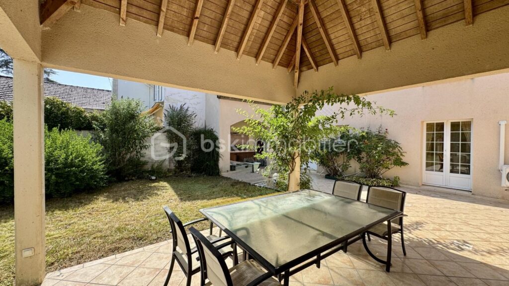 À vendre : Grande maison de ville à Germigny-l’Évêque 210m2 – 7 pièces – 5 chambres – 210 m²