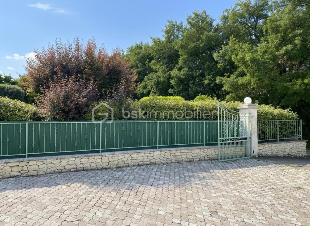 Maison de plain-pied avec piscine, jardin entièrement clôturé avec vue dégagée sur les monts du Luberon – 7 pièces – 4 chambres – 150 m²