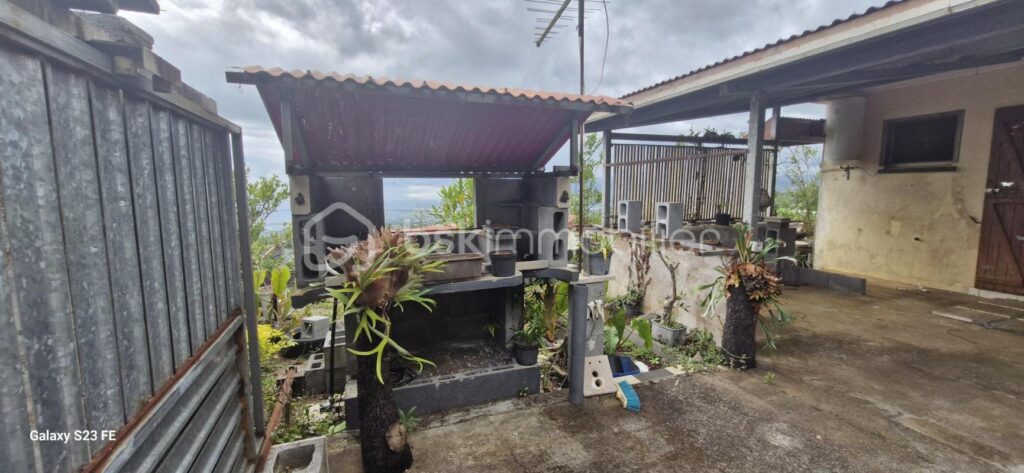 Maison a rénover A PETITE ILE – 4 pièces – 3 chambres – 75 m²