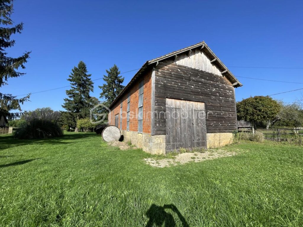 Magnifique bâtisse en pierre de 219m² habitable avec environ 658m² de dépendance sur 10600m² partiellement clos – 7 pièces – 4 chambres – 219 m²