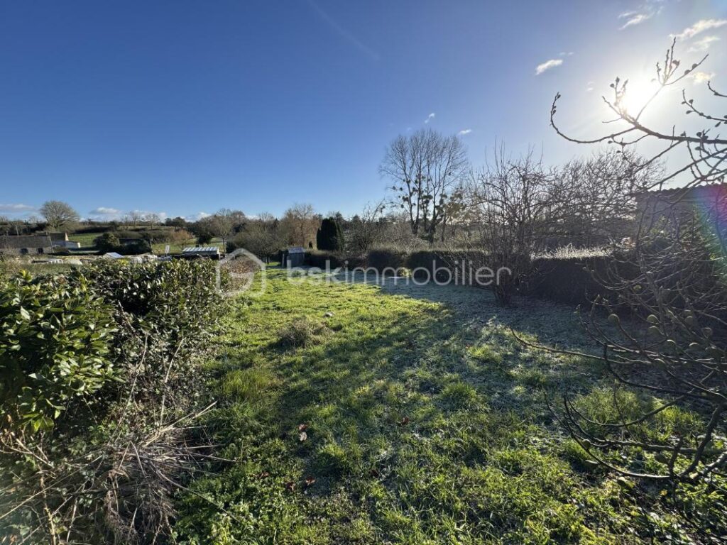 Maison de ville rénovée au coeur de Montebourg – Avec terrain, cour arrière, grange – 4 pièces – 2 chambres – 94 m²