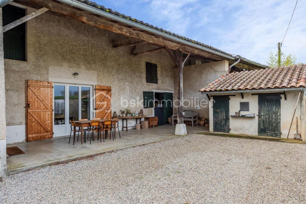 MAISON AVEC CHARME , POTENTIEL D’AGRANDISSEMENT ET DEPENDANCE AU CALME ET SANS VIS A VIS – 5 pièces – 3 chambres – 128 m²