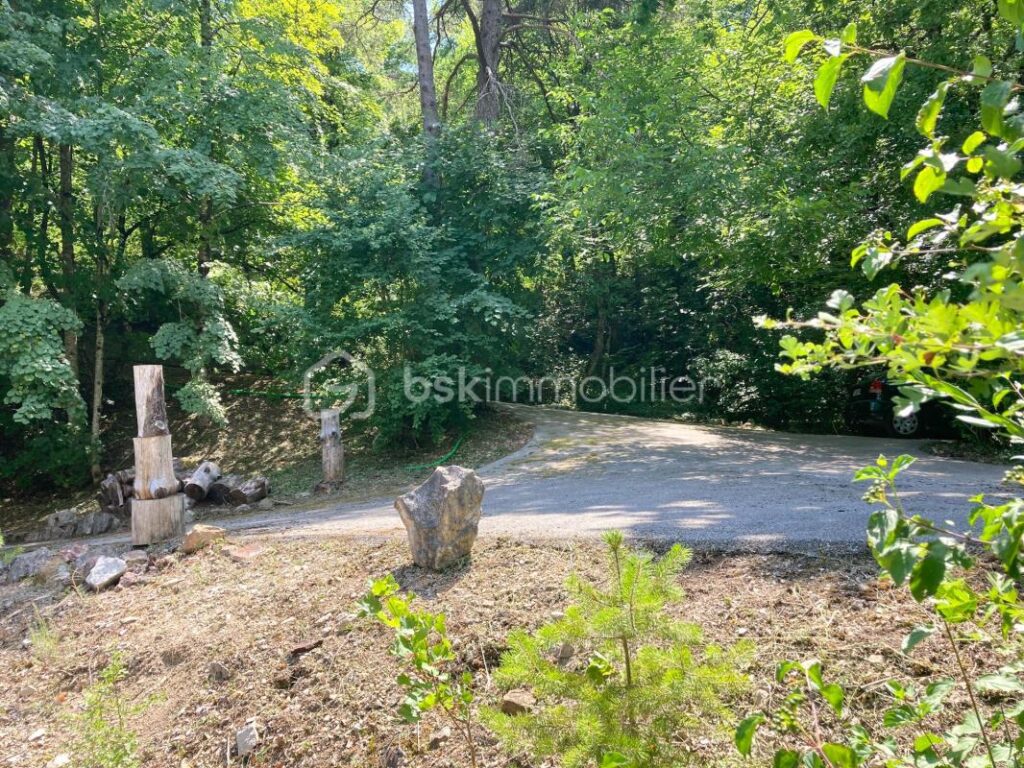 Chalet récent en bois au bord de la rivière sur un terrain plat de 5 460 m² – 3 pièces – 2 chambres – 70 m²