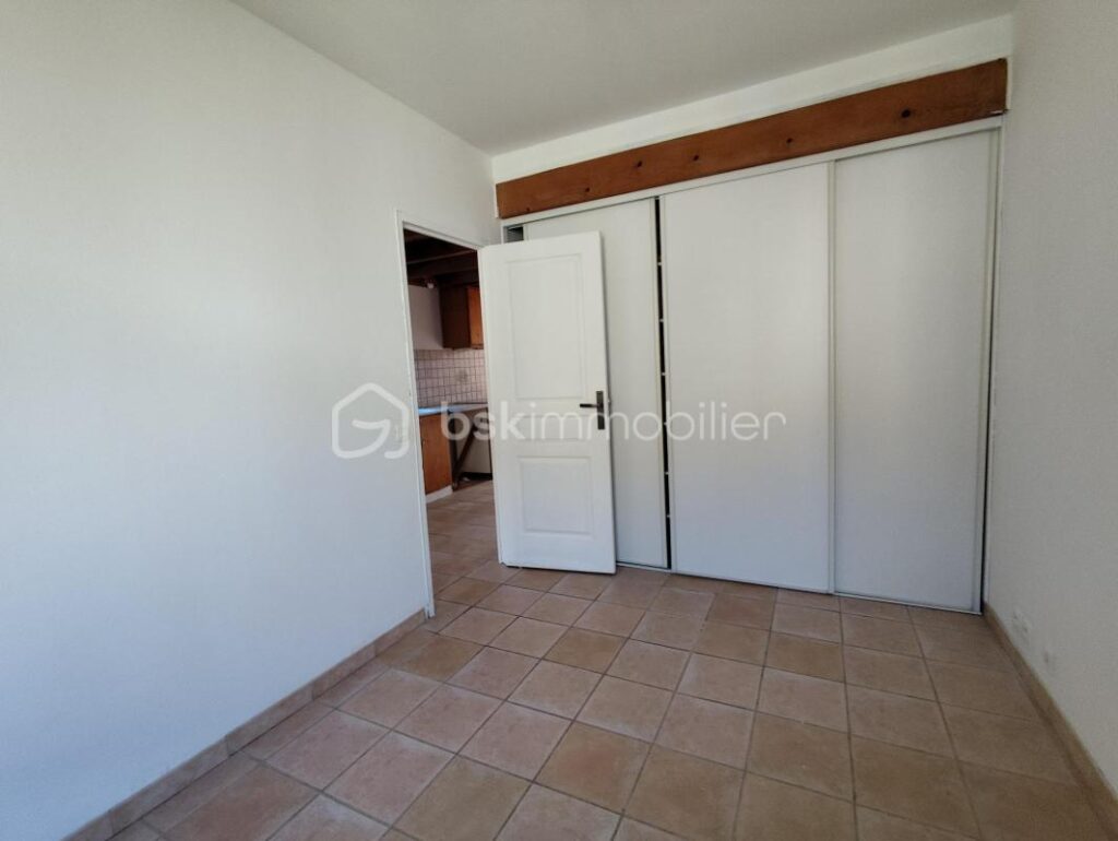 IMMEUBLE PROCHE DES COMMODITES – 7 pièces – NR chambres – 140 m²