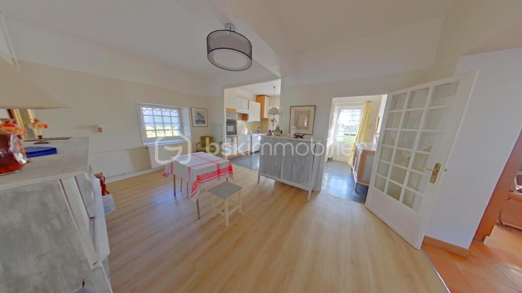 Magnifique propriété de 180 m² sur 1778 m² de terrain – 6 pièces – 4 chambres – 180 m²