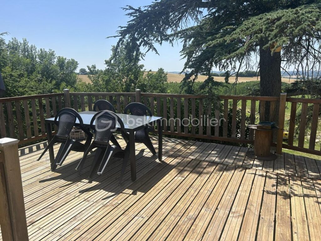 MAGNIFIQUE PROPRIETE EN PIERRES – VUE – CALME – GITES – DEPENDANCES – SOURCE – ETANG – NR pièces – NR chambres – 885 m²