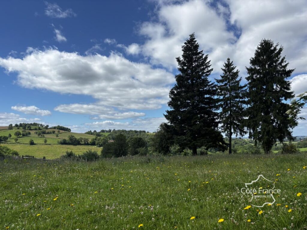 Corps de ferme avec maison d’habitation, plusieurs grandes d – 6 pièces – 3 chambres – 98 m²