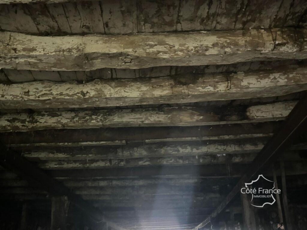 Grande grange d’une beauté exceptionnelle à vendre St. Julie – 2 pièces – 2 chambres – 375 m²