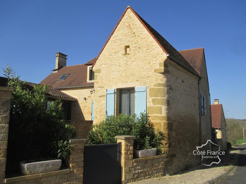 DORDOGNE-SARLAT LA CANEDA: ENSEMBLE IMMOBILIER DE GITES – NR pièces – 15 chambres – 720 m²