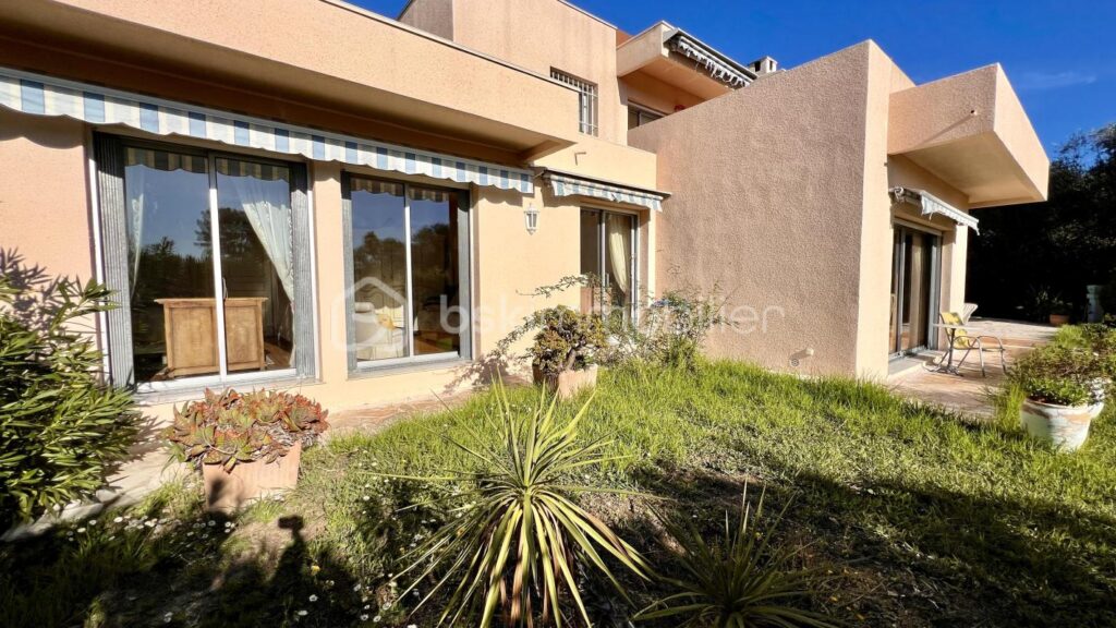 Villa 6 pièces, Piscine, Double garage, Calme, Quartier résidentiel – 6 pièces – 4 chambres – 150 m²