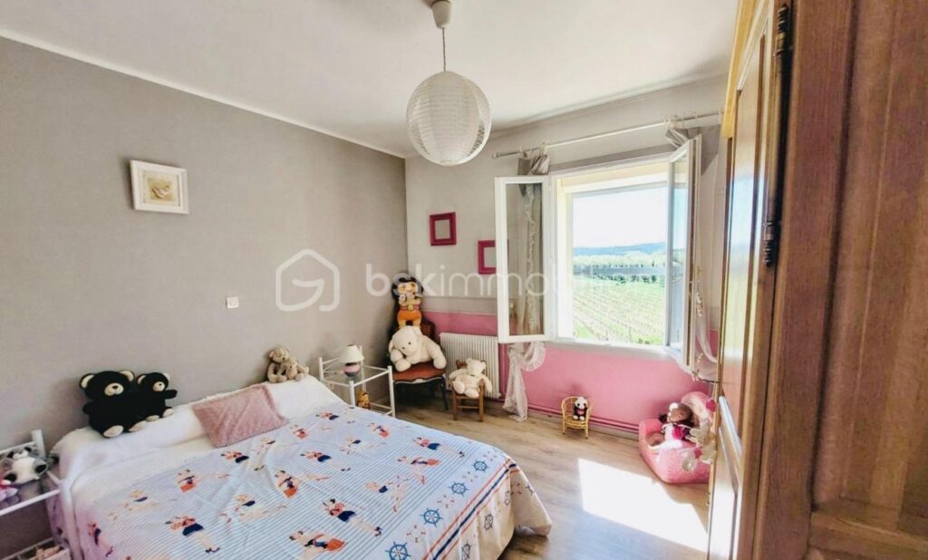 Maison avec vue superbe, grand sous-sol et vaste terrain – 12 pièces – 6 chambres – 185 m²