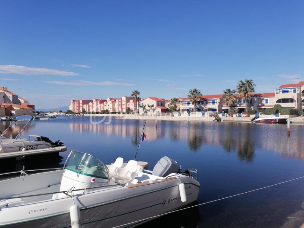 RARE – Grand T5 au bord de l’eau avec vue imprenable sur le Massif des Albères – 5 pièces – 2 chambres – 90 m²