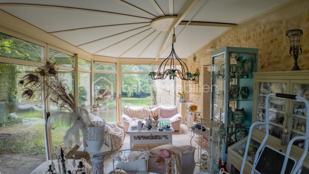 Magnifique longère de caractère avec beau terrain, véranda, annexes et grange sur la commune de Prémery – 6 pièces – 3 chambres – 171 m²