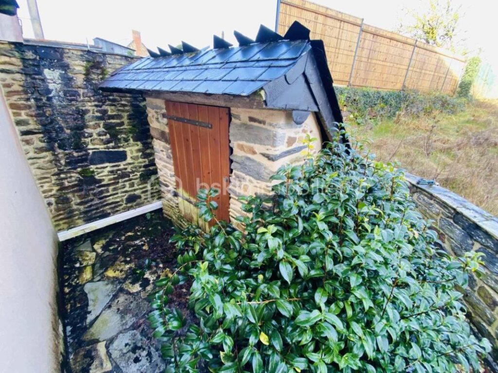 NOUVEAU : Maison en Pierre 167 M² Habitable ( Centre Bourg GUILLIERS) – 10 pièces – 4 chambres – 1638 m²