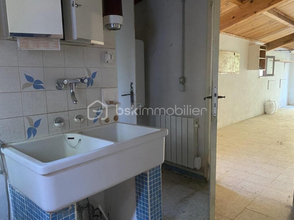 Maison traditionnelle de plain-pied de 133 m² – 6 pièces – 4 chambres + Grand Garage + Patio, sur un terrain de 4 000 m² – 6 pièces – 4 chambres – 133 m²