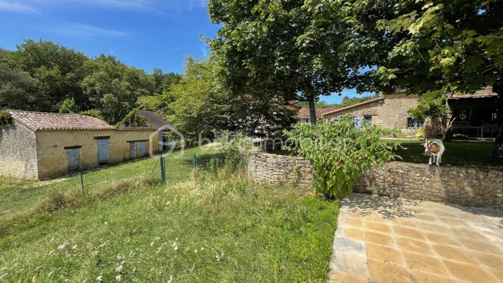 Grande propriété en pierre sur 86000m² de terrain – 7 pièces – 5 chambres – 226 m²